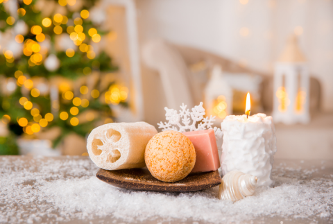 Plate with a candle, snowflake and loofa.