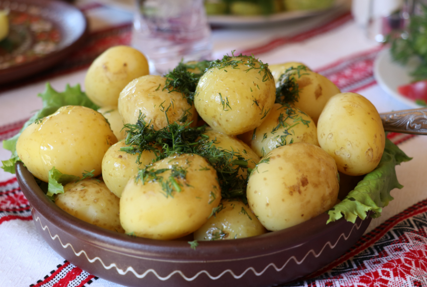 Bowl filled with potatoes.